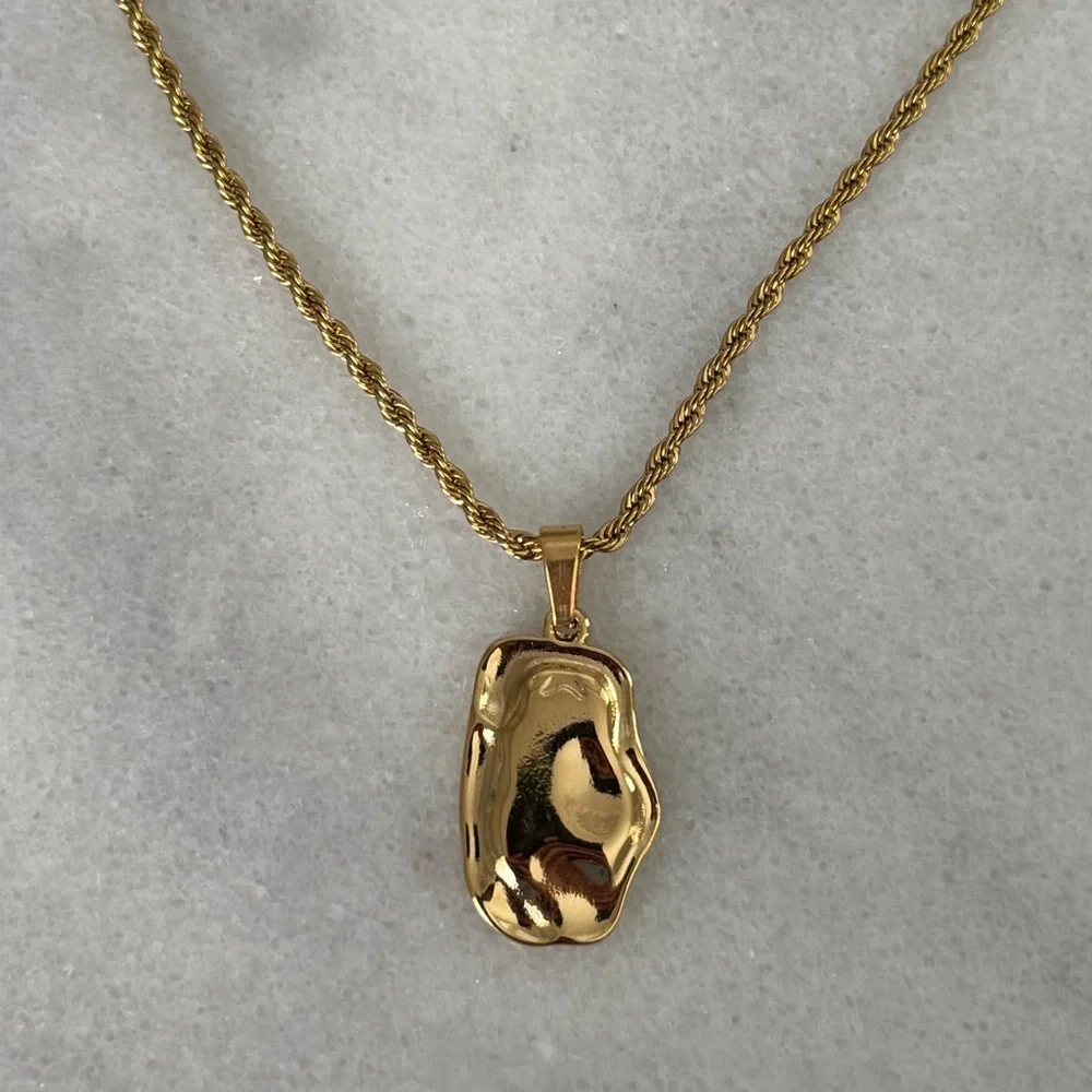 Gold Vintage Style Hammered Irregular Pendant Necklace   Brand New